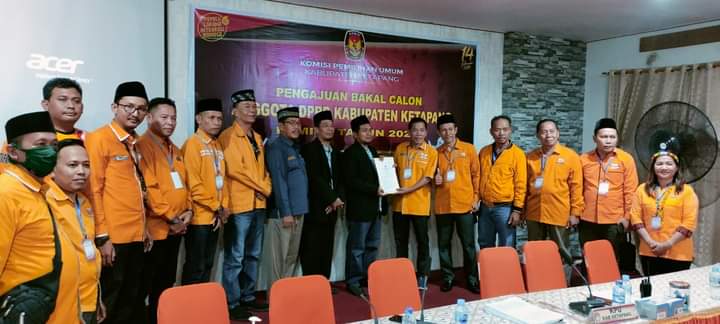 Partai Hanura secara resmi mendaftarkan bacaleg ke KPU Ketapang. (Foto: Adi LC)