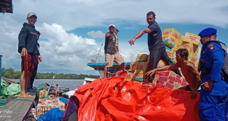 Ditpolairud Polda Kalbar membantu evakuasi awak KM Hasil Utama yang tenggelam di perairan Batu Ampar. (Foto: Jauhari)