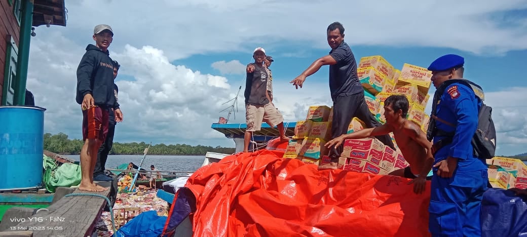 Ditpolairud Polda Kalbar membantu evakuasi awak KM Hasil Utama yang tenggelam di perairan Batu Ampar. (Foto: Jauhari)