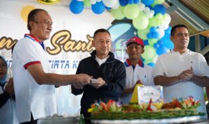 Wali Kota Pontianak, Edi Rusdi Kamtono menyerahkan potongan tumpeng kepada Dirut PDAM Tirta Khatulistiwa, Ardiansyah pada perayaan HUT ke-48 PDAM. (Foto: Prokopim For KalbarOnline.com)
