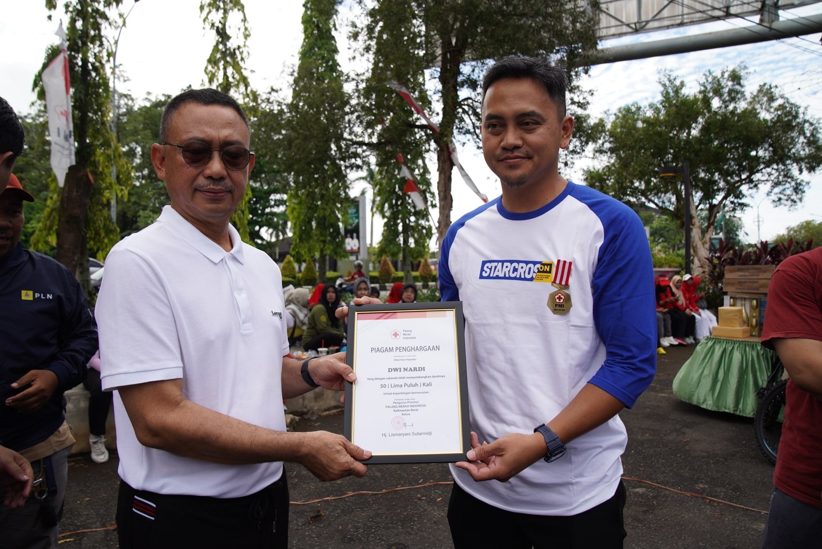 Wali Kota Pontianak, Edi Rusdi Kamtono menyerahkan piagam penghargaan kepada Dwi Nardi yang telah sukarela donor darah sebanyak 50 kali. (Foto: Prokopim For KalbarOnline.com)