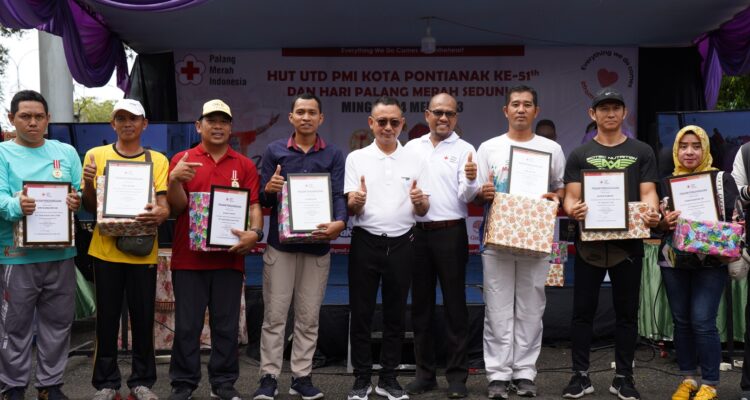 Wali Kota Pontianak, Edi Rusdi Kamtono foto bersama para pedonor yang menerima penghargaan. (Foto: Prokopim For KalbarOnline.com)