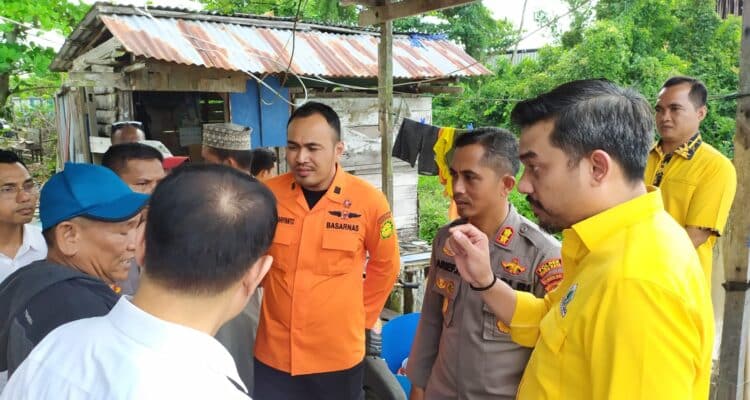 Kapolres Kubu Raya, AKBP Arief Hidayat memimpin pencarian korban bunuh diri di Sungai Kapuas. (Foto: Polres Kubu Raya)