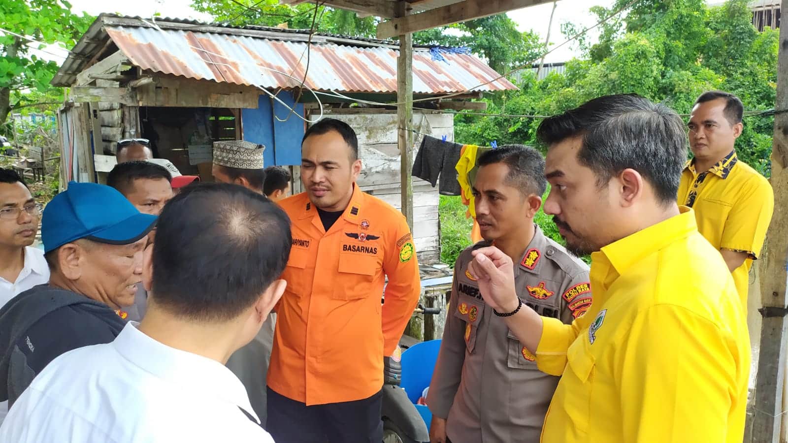 Kapolres Kubu Raya, AKBP Arief Hidayat memimpin pencarian korban bunuh diri di Sungai Kapuas. (Foto: Polres Kubu Raya)