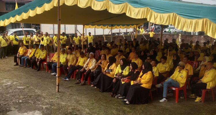 Jajaran Partai Golkar Kabupaten Kapuas Hulu berkumpul di Sekretariat DPD Partai Golkar Kabupaten Kapuas Hulu, Jalan Rahadi Usman Putussibau, Minggu (14/05/2023). (Foto: Ishaq)