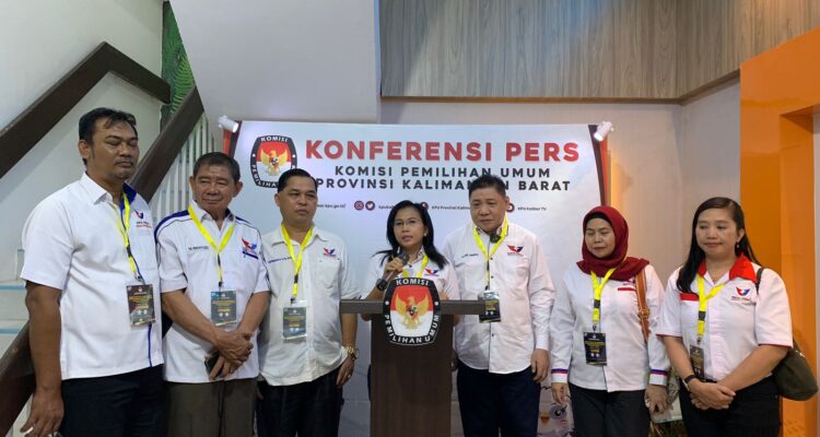 DPW Partai Perindo Kalbar mendaftarkan 65 bacaleg untuk mengikuti kontestasi pemilu 2024 ke KPU Kalbar, Minggu (14/05/2023). (Foto: Indri)