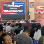 Ketua DPRD Kapuas Hulu, Kuswandi memimpin rapat audiensi dengan Forum Penambang Rakyat Kapuas Hulu. (Foto: Ishaq/KalbarOnline.com)
