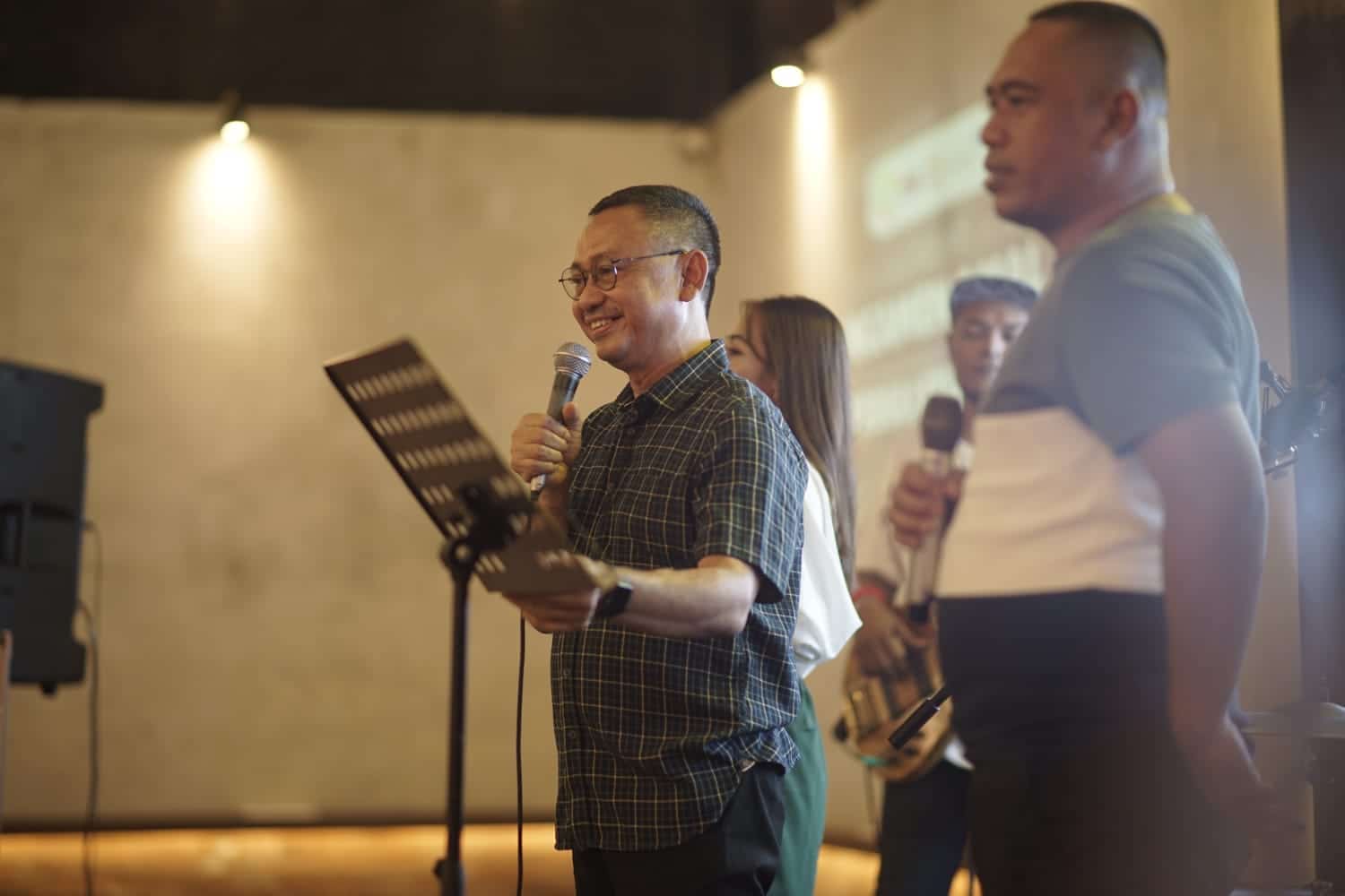 Wali Kota Pontianak, Edi Rusdi Kamtono dan Ketua DPRD Kota Pontianak, Satarudin turut menyanyi pada acara Ngamen Amal Peduli Stunting. (Foto: Prokopim For KalbarOnline.com)
