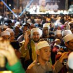 Habib Syech bin Abdul Qodir Assegaf memimpin Pontianak Bersholawat di hadapan puluhan ribu umat muslim di Kota Pontianak, Selasa (16/5/2023) malam. (Foto: Prokopim Pontianak)