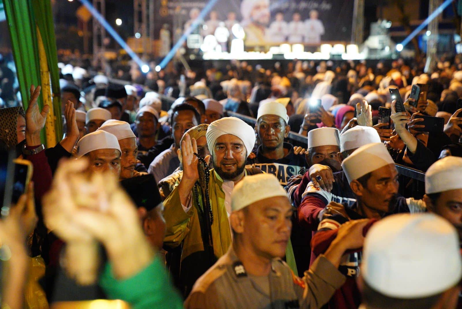 Habib Syech bin Abdul Qodir Assegaf memimpin Pontianak Bersholawat di hadapan puluhan ribu umat muslim di Kota Pontianak, Selasa (16/5/2023) malam. (Foto: Prokopim Pontianak)