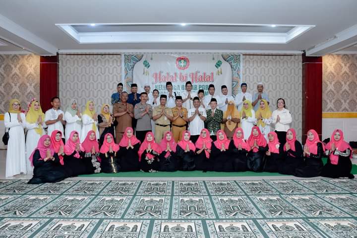 Foto bersama saat halal bihalal Keluarga Besar Pengurus Persatuan Guru Republik Indonesia (PGRI) Kecamatan Delta Pawan, di Aula Masjid Agung Al-Ikhlas Ketapang, Selasa (16/05/2023). (Foto: Adi LC)