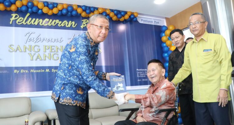 Gubernur Kalimantan Barat (Kalbar), Sutarmidji menerima hadiah buku berjudul "Tabrani Hadi Sang Penggagas Yang Unik" dari Tabrani Hadi, saat peluncuran buku tersebut di Kantor Graha Pena Pontianak Post, Rabu (17/05/2023) pagi. (Foto: Jauhari)