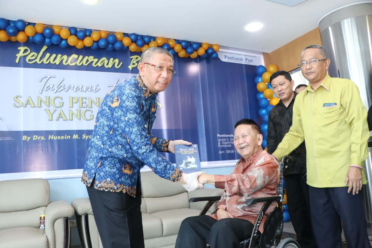 Gubernur Kalimantan Barat (Kalbar), Sutarmidji menerima hadiah buku berjudul "Tabrani Hadi Sang Penggagas Yang Unik" dari Tabrani Hadi, saat peluncuran buku tersebut di Kantor Graha Pena Pontianak Post, Rabu (17/05/2023) pagi. (Foto: Jauhari)