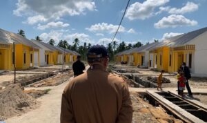 Gubernur Kalbar, Sutarmidji meninjau rumah khusus beserta PSU relokasi bagi korban bencana di Desa Jawai Laut, Kecamatan Jawai Selatan, Kabupaten Sambas, Kamis (18/05/2023). (Foto: Jauhari)