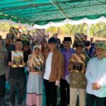 Gubernur Kalbar, Sutarmidji foto bersama dengan warga penerima bantuan rumah, di Desa Jawai Laut, Kecamatan Jawai Selatan, Kabupaten Sambas, Kamis (18/05/2023). (Foto: Jauhari)