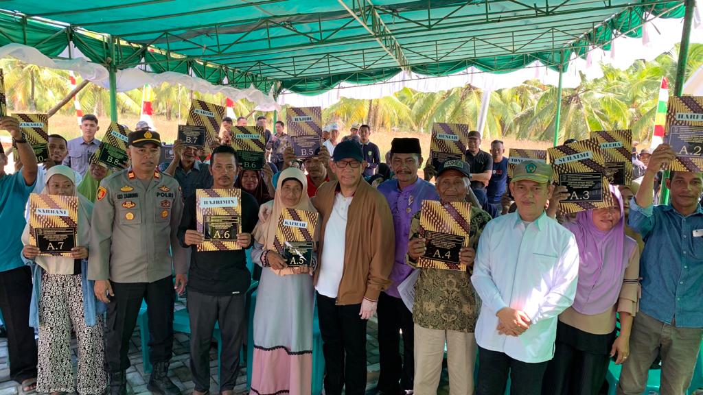 Gubernur Kalbar, Sutarmidji foto bersama dengan warga penerima bantuan rumah, di Desa Jawai Laut, Kecamatan Jawai Selatan, Kabupaten Sambas, Kamis (18/05/2023). (Foto: Jauhari)