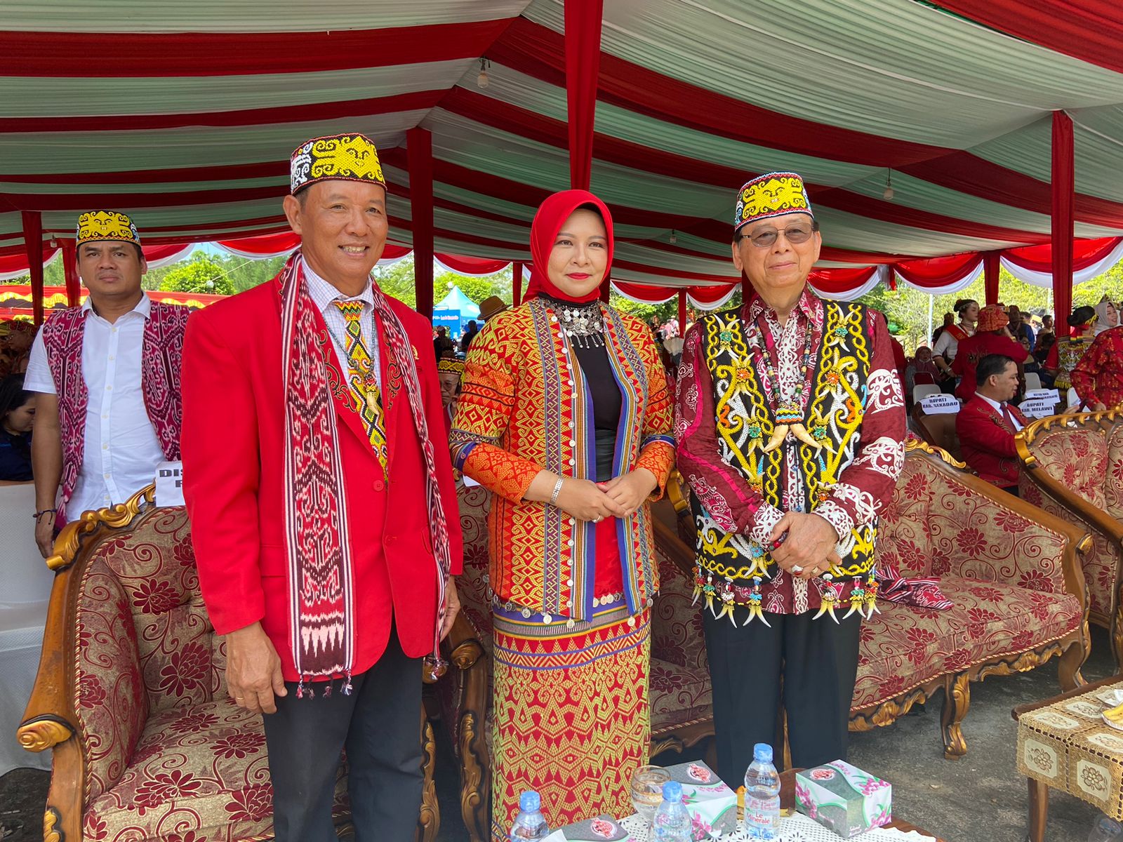 Kadisporapar Provinsi Kalbar, Windy Prihastari berfoto di sela-sela menghadiri Pekan Gawai Dayak (PGD) ke-37 tahun 2023, di Rumah Radakng, Kota Pontianak, Kalbar. (Foto: Jauhari)