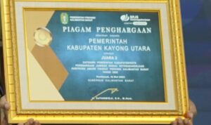 Bupati Kayong Utara, Citra Duani menerima penghargaan sebagai juara ke 3 se-Kalimantan Barat atas Jaminan Sosial Ketenagakerjaan Paritrana Award tingkat Provinsi Kalimantan Barat. (Foto: Prokopim)