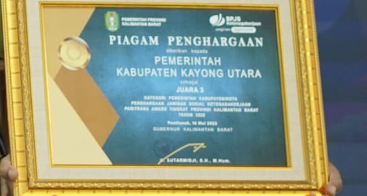 Bupati Kayong Utara, Citra Duani menerima penghargaan sebagai juara ke 3 se-Kalimantan Barat atas Jaminan Sosial Ketenagakerjaan Paritrana Award tingkat Provinsi Kalimantan Barat. (Foto: Prokopim)