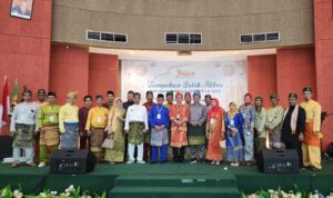 Sejumlah tokoh asal Kabupaten Sambas berfoto bersama di acara Tumpahan Salok Akbar Insanak Persaudaraan Sambas Serantau 2023, di Gedung Pontianak Convention Center (PCC), Kota Pontianak, Minggu (21/05/2023). (Foto: Jauhari)