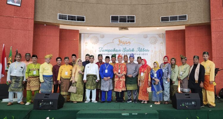 Sejumlah tokoh asal Kabupaten Sambas berfoto bersama di acara Tumpahan Salok Akbar Insanak Persaudaraan Sambas Serantau 2023, di Gedung Pontianak Convention Center (PCC), Kota Pontianak, Minggu (21/05/2023). (Foto: Jauhari)