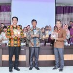 Wabup Ketapang, Farhan foto bersama dalam acara Pelatihan Manajemen Ritel dan Kurasi Produk UMKM Kabupaten Ketapang yang diselenggarakan Manajemen Alfamart, Jumat (20/05/2023). (Foto: Adi LC)