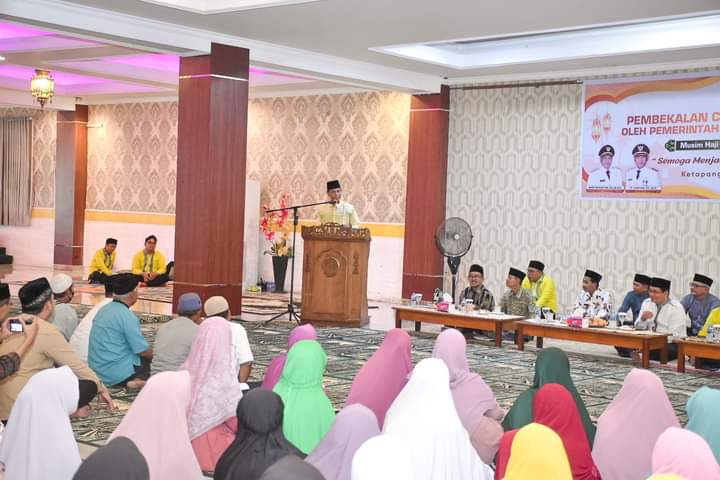 Wabup Ketapang, Farhan memberikan kata sambutan dalam Acara Pembekalan Calon Jemaah Haji oleh Pemerintah Kabupaten Ketapang, Sabtu (20/05/2023), di Aula Masjid Agung Al-Ikhlas Ketapang. (Foto: Adi LC)