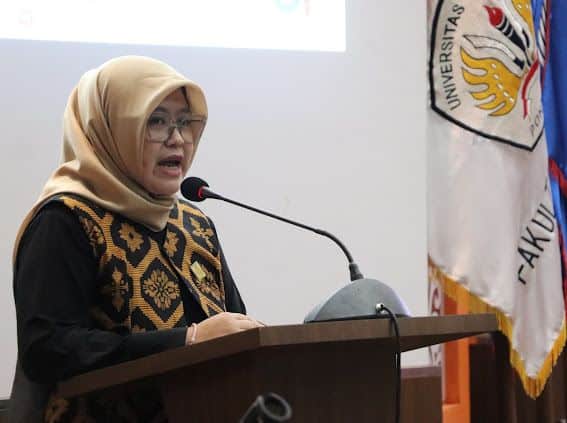 Rizky Pontiviana Akbari memberikan kata sambutan usai pelantikan ketua dan pengurus AIMI Kalbar 2023 - 2028 di Gedung Amphitheater, Fakultas Kedokteran, Universitas Tanjungpura (Untan) Pontianak, Minggu (21/05/2023). (Foto: Jauhari)