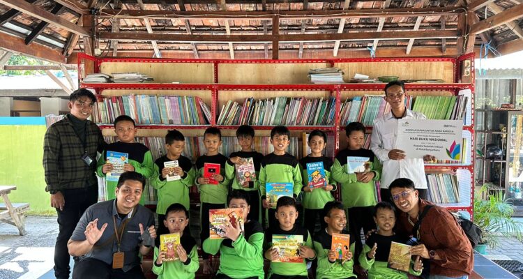 PLN Donasikan Buku ke Sekolah Inklusi Banjarbaru. (Foto: PLN)