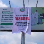 Papan billboard disegel oleh Badan Keuangan Daerah (BKD) Kota Pontianak melalui Tim Penertiban Pajak Daerah Kota Pontianak. (Foto: Indri)