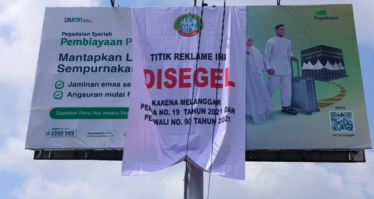 Papan billboard disegel oleh Badan Keuangan Daerah (BKD) Kota Pontianak melalui Tim Penertiban Pajak Daerah Kota Pontianak. (Foto: Indri)