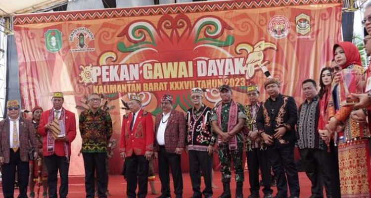 Foto bersama dalam pembukaan Pekan Gawai Dayak (PGD) ke-37 Provinsi Kalimantan Barat, di Rumah Radakng, Kota Pontianak, Sabtu (20/05/2023). (Foto: Adi LC)
