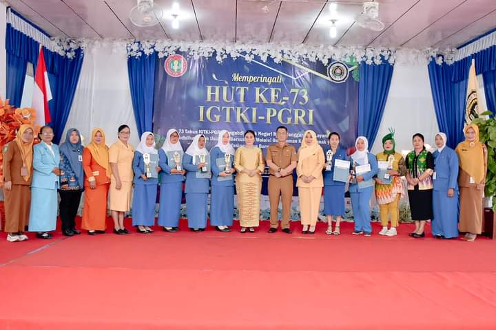 Foto bersama dalam peringatan HUT IGTKI-PGRI ke-73, di Pendopo Bupati Ketapang, Senin (22/05/2023). (Foto: Adi LC)