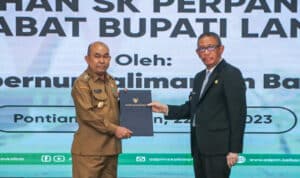 Gubernur Kalbar, Sutarmidji menyerahkan SK perpanjangan jabatan Pj Bupati Landak kepada Kepala Dinas Komunikasi dan Informatika Provinsi Kalimantan Barat (Kalbar), Samuel. (Foto: Biro Adpim For KalbarOnline.com)
