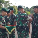 Tradisi penyematan tanda jabatan Dansimayon dan Batih, di depan Mayonif Raider Khusus 644/Wls, Selasa (23/05/2023). (Foto: Ishaq)