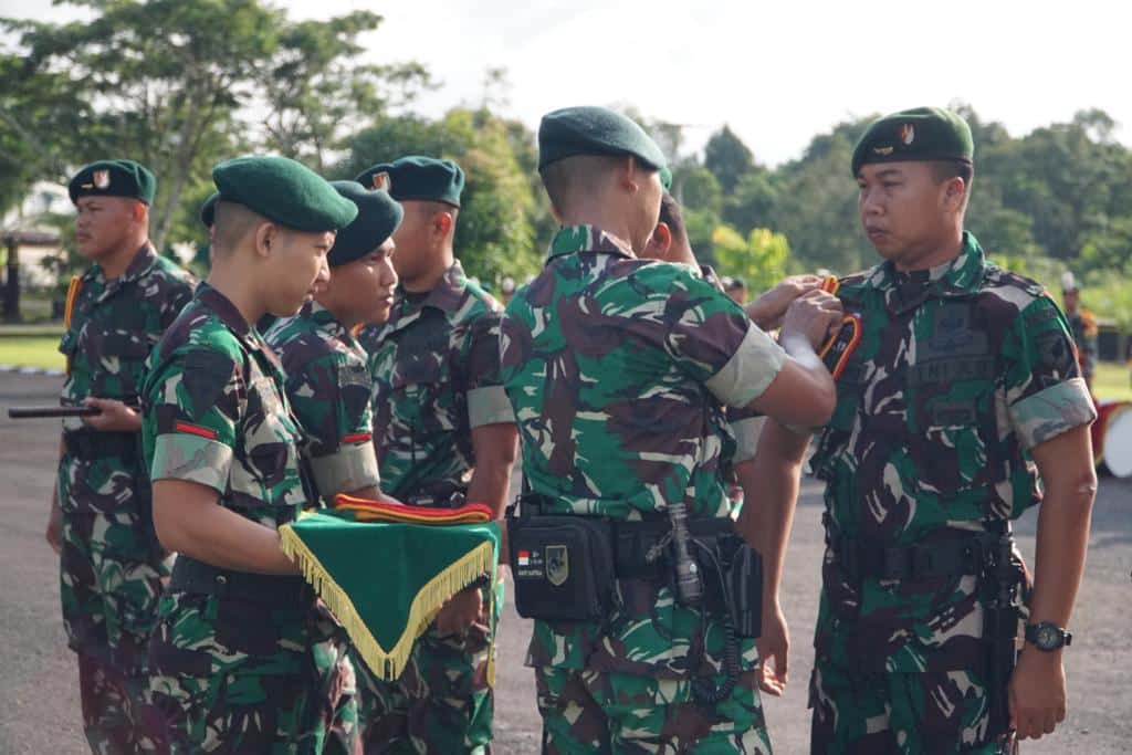Tradisi penyematan tanda jabatan Dansimayon dan Batih, di depan Mayonif Raider Khusus 644/Wls, Selasa (23/05/2023). (Foto: Ishaq)