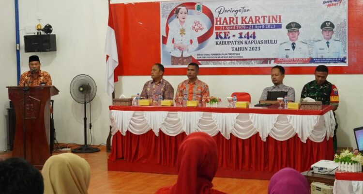 Sekda Kapuas Hulu, Mohd Zaini memberikan kata sambutan dalam acara peringatan Hari Kartini ke-144 di Gedung Forum Kerukunan Umat Beragama (FKUB) Kabupaten Kapuas Hulu, Selasa (23/05/2023). (Foto: Ishaq)