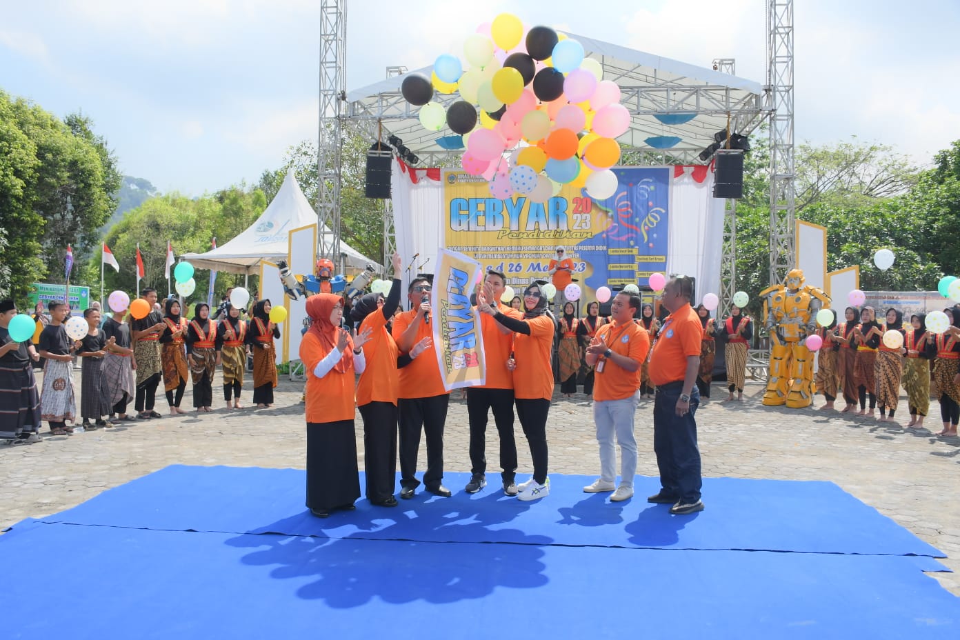 Bupati Kayong Utara, Citra Duani membuka secara resmi kegiatan Gebyar Pendidikan Tahun 2023, di halaman Kantor Dinas Pendidikan Kayong Utara, Kecamatan Sukadana, Selasa (23/05/2023). (Foto: Demmy/Prokopim)