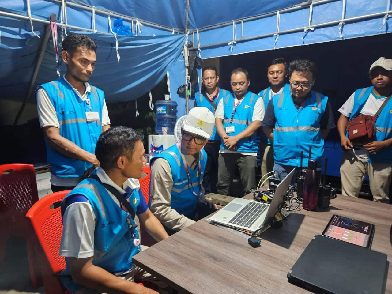 Direktur Utama PT PLN (Persero), Darmawan Prasodjo memantau keandalan listrik di pos siaga kelistrikan di lokasi-lokasi penting agenda Konferensi Tingkat Tinggi (KTT) ASEAN ke-42 di Labuan Bajo, Nusa Tenggara Timur (NTT). (Foto: PLN)