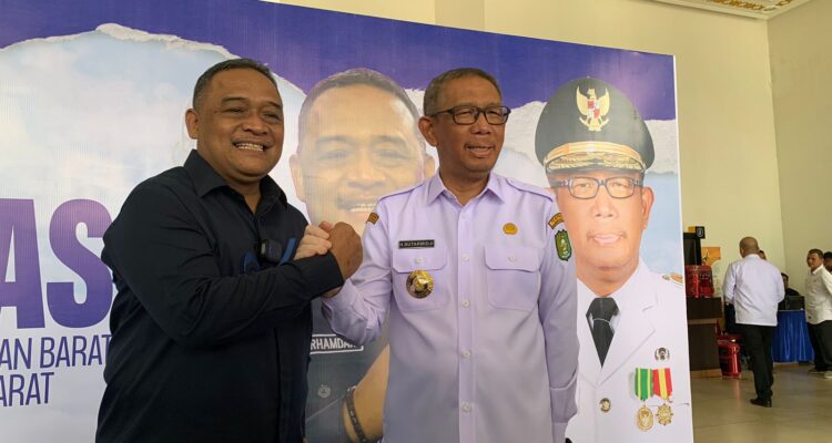 Kepala BP2MI, Benny Rhamdani (kiri) foto bersama Gubernur Kalbar, Sutarmidji. (Foto: Indri)