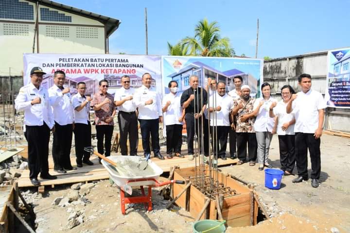 Sekda Ketapang, Alexander Wilyo berfoto bersama dalam acara seremonial peletakan batu pertama pembangunan Gedung Asrama Wisma Putra Kusuma Bruderan FIC, Rabu (24/05/2023). (Foto: Adi LC)