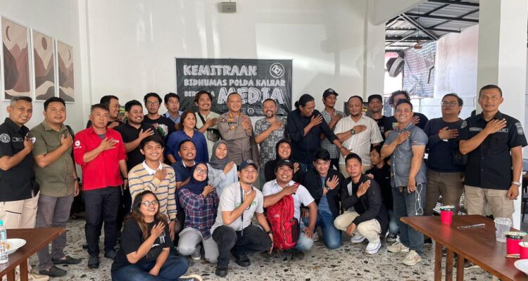 Kabid Humas Polda Kalbar, Kombes Pol Raden Petit Wijaya berfoto bersama para jurnalis dari berbagai media massa, baik cetak, elektronik maupun online. (Foto: Indri)