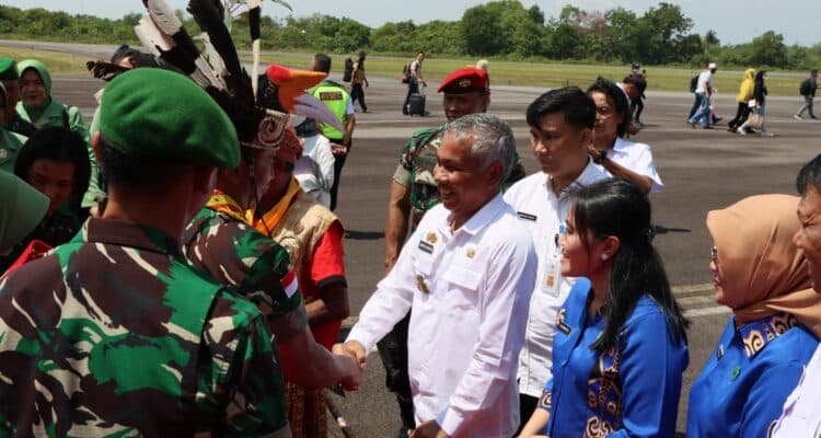 Bupati Ketapang, Martin Rantan menyambut kedatangan Pangdam XII Tanjungpura, Mayjen TNI Iwan Setiawan di Bandara Rahadi Oesman, Rabu (24/05/2023) siang. (Foto: Adi LC)