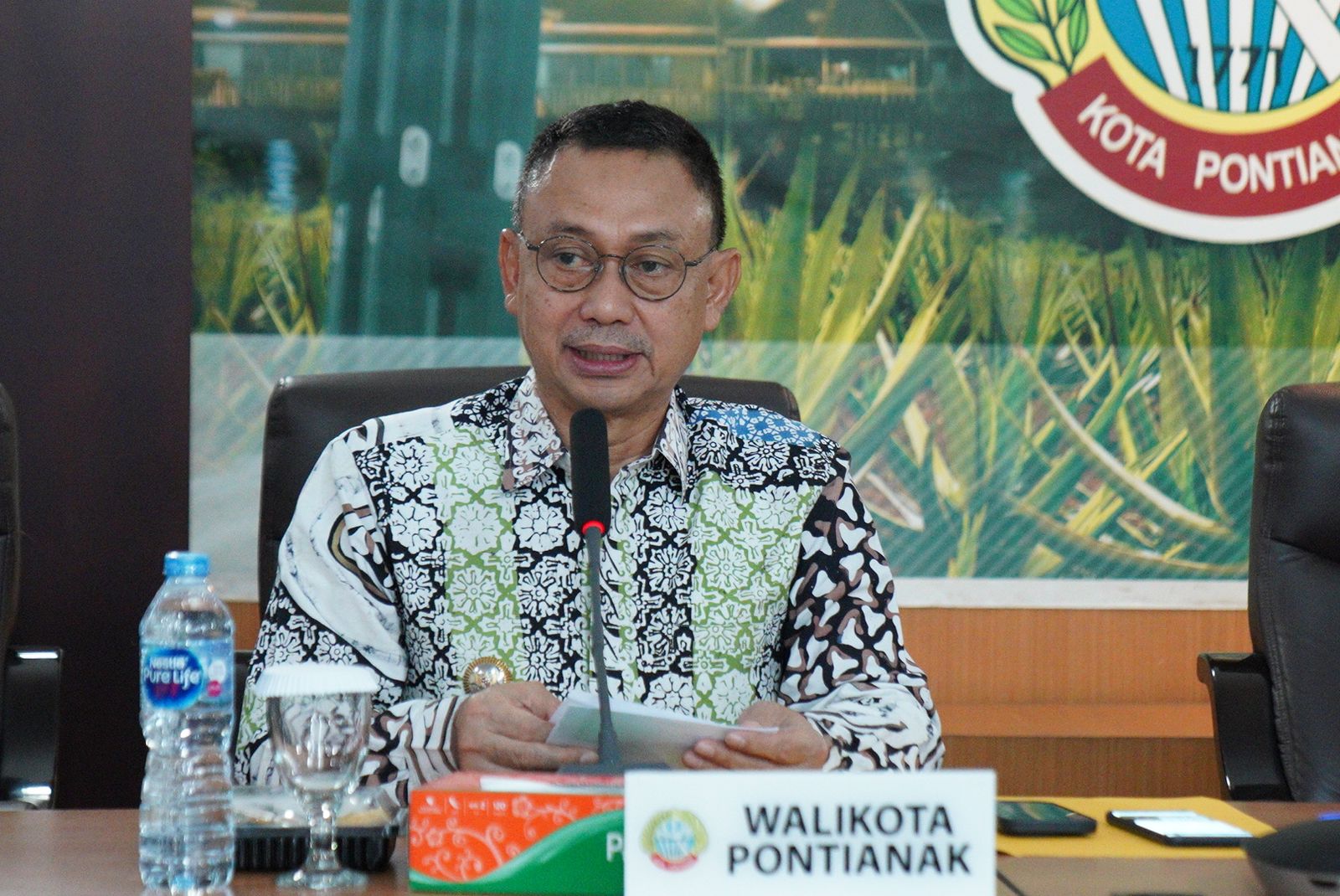 Wali Kota Pontianak, Edi Rusdi Kamtono mengisi Talk Show Peringatan HTTS di Ruang Rapat Wali Kota Pontianak, Kamis (25/05/2023). (Foto: Indri)