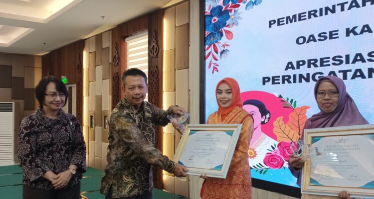 Tengku Anggun Lestari dari Kayong Utara menerima penghargaan perempuan berjasa dan berprestasi dari OASE-KIM. (Foto: Prokopim)
