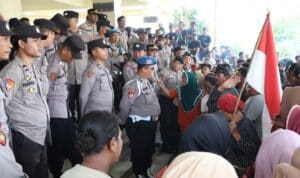 Aksi demonstrasi ratusan penambang PETI dari berbagai desa di Kabupaten Sekadau, Kamis (25/05/2023). (Foto: Jauhari)