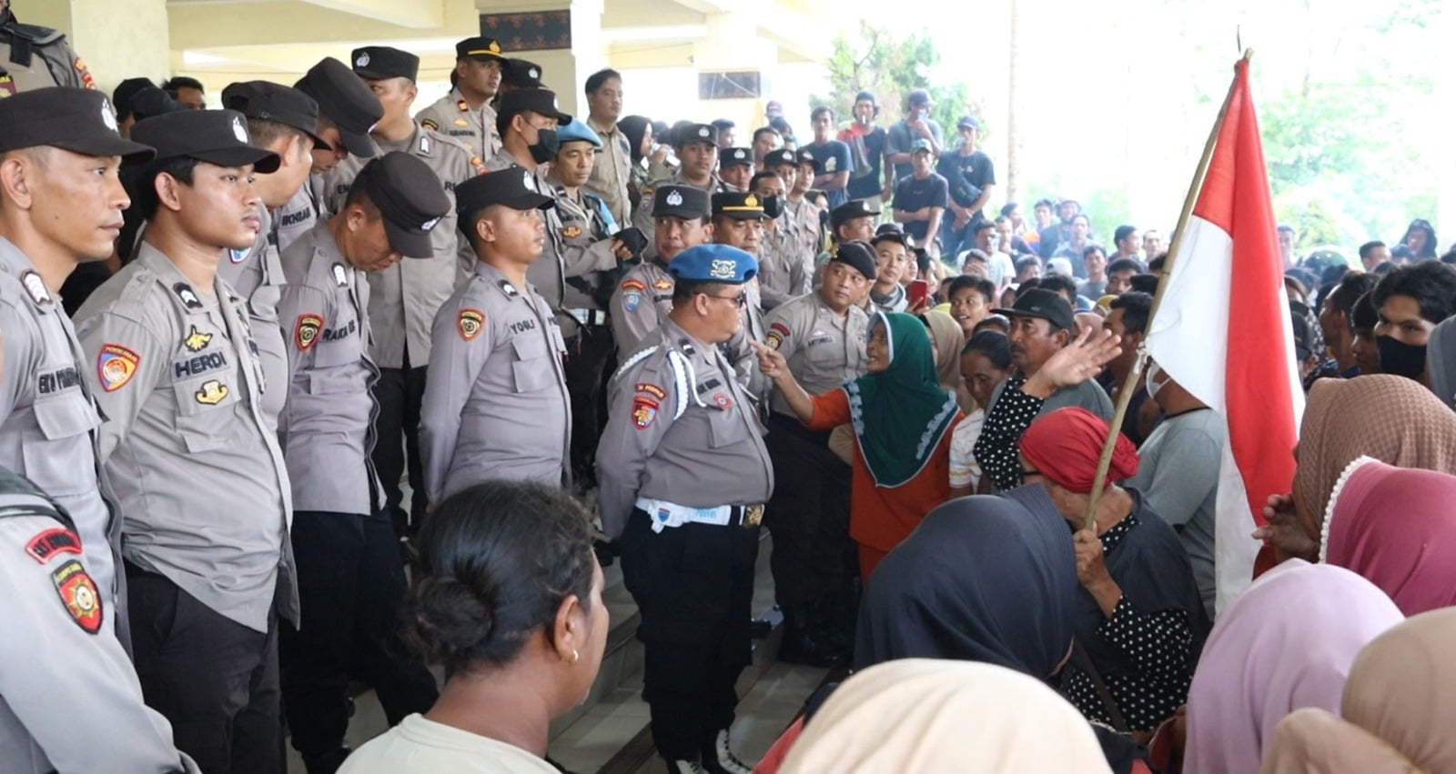 Aksi demonstrasi ratusan penambang PETI dari berbagai desa di Kabupaten Sekadau, Kamis (25/05/2023). (Foto: Jauhari)