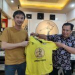 Limin (kiri), owner Aming Coffee membeikan support berupa jersey kepada Tim Journalist FC. (Foto: Indri)