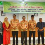 Foto bersama dalam acara rapat anggota tahunan Koperasi Praja Nirmala (KPN), Kamis (25/05/2023), di Aula Gedung Pertemuan Dinas Tanakbun Ketapang. (Foto: Adi LC)