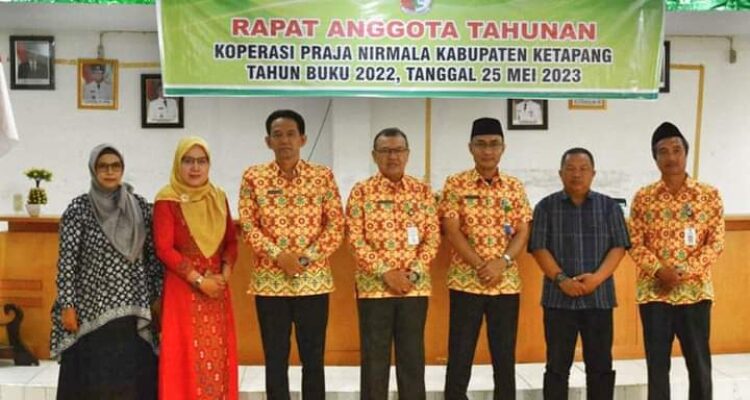 Foto bersama dalam acara rapat anggota tahunan Koperasi Praja Nirmala (KPN), Kamis (25/05/2023), di Aula Gedung Pertemuan Dinas Tanakbun Ketapang. (Foto: Adi LC)